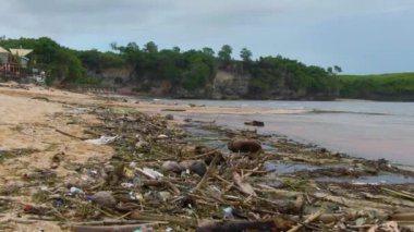 Çevre Kirliliği. Fırtınadan sonra Ocean Beach. Plastik atık, deniz enkazı, katı çöp ve çöp ile kaplı. Küresel Çevre Sorunu Olarak Kirli Deniz Kıyı.