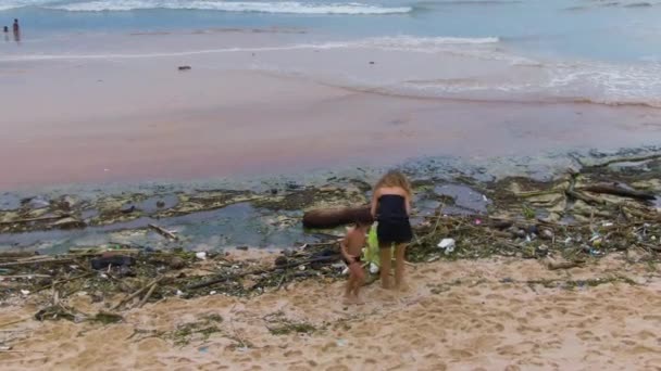 Pulisci Spiaggia Inquinamento Plastico Come Problema Ambientale Giovane Donna Ragazzo — Video Stock