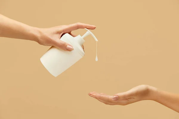 Higiene Pessoal Mãos Femininas Com Sabão Líquido Contra Fundo Bege — Fotografia de Stock