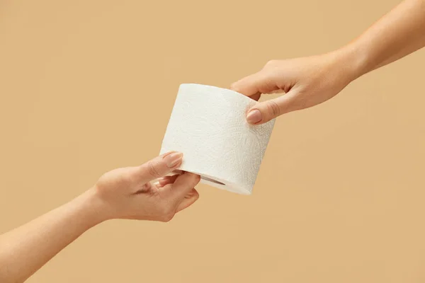 Papier Toaletowy Roll Białej Kobiecej Dłoni Beżowym Tle Jedna Kobieta — Zdjęcie stockowe