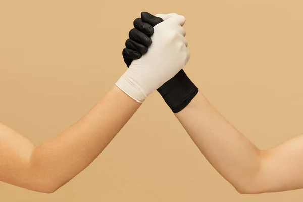 Gesty Ręce Rękawiczkach Powitanie Podczas Kwarantanny Tle Beżu Ochrona Osobista — Zdjęcie stockowe
