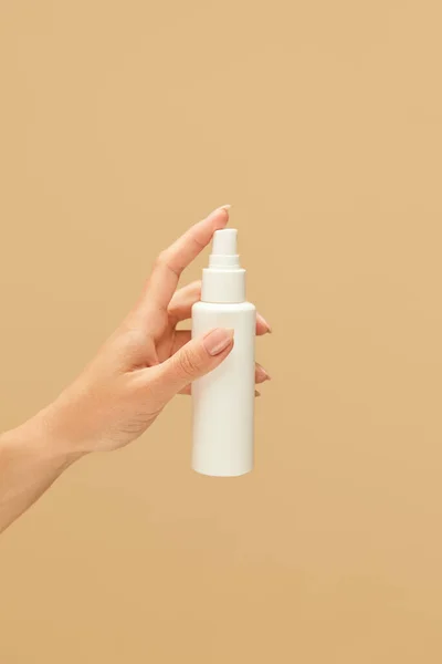 Higiene Garrafa Spray Séptico Mão Feminina Branca Fundo Bege Cuidados — Fotografia de Stock