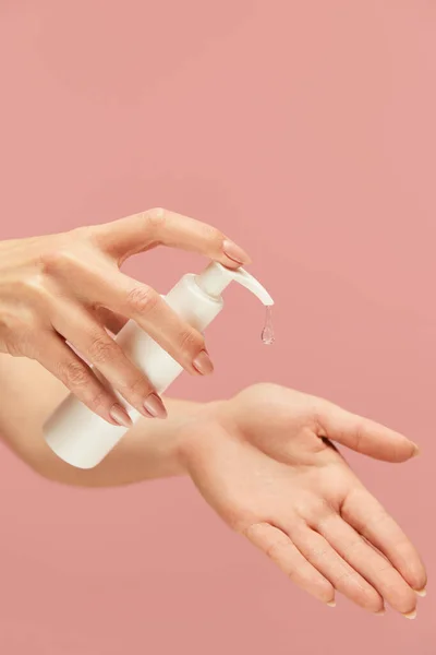 Hygiene Weibliche Hand Mit Sanitizer Auf Rosa Hintergrund Hände Reinigen — Stockfoto