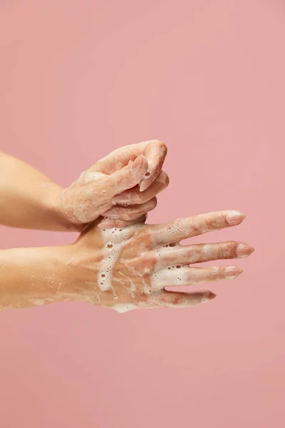 Czyszczenie Rąk Kobiece Ramiona Pokryte Pianką Mydlaną Różowym Tle Stosowanie — Zdjęcie stockowe