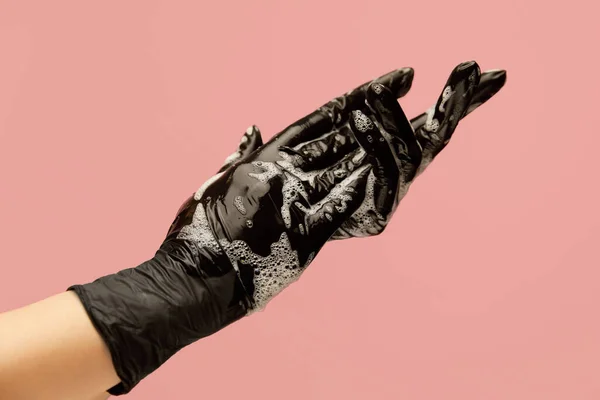 Личная Гигиена Руки Черных Перчатках Покрыты Пеной Мыла Розовом Фоне — стоковое фото