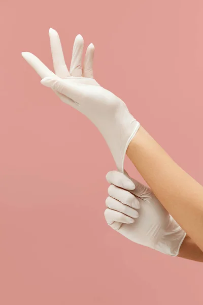 Перчатки Доктор Медсестра Надевают Руки Белую Хирургическую Защитную Форму Медицинская — стоковое фото