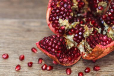 Soyulmuş olgun nar tohumları ile