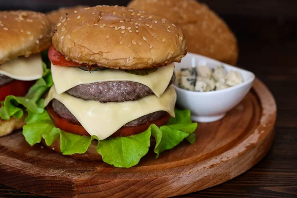 Domowy Burger Drewnianą Deską Krojenia — Zdjęcie stockowe