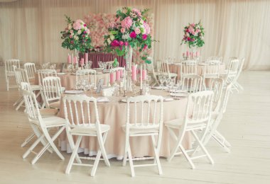 yansıtıcı bir düğün Ziyafet masada