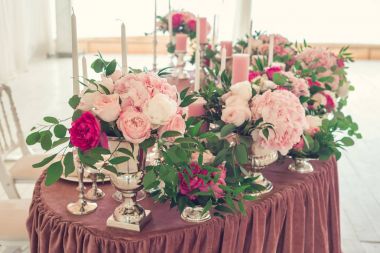 bir tablo üzerinde pembe mum