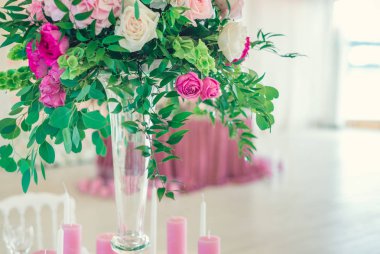 bir tablo üzerinde pembe mum