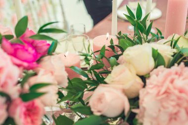 bir tablo üzerinde pembe mum