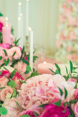 bir tablo üzerinde pembe mum