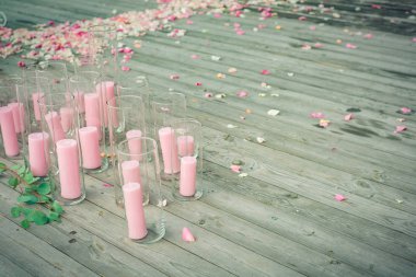 bir ahşap pembe mum