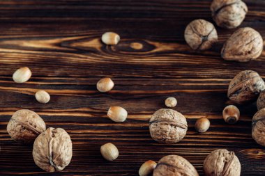 Yararlı ve doğal ahşap yüzey üzerinde Kuruyemiş