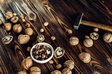 Yararlı ve doğal ahşap yüzey üzerinde Kuruyemiş