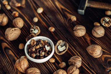 Yararlı ve doğal ahşap yüzey üzerinde Kuruyemiş