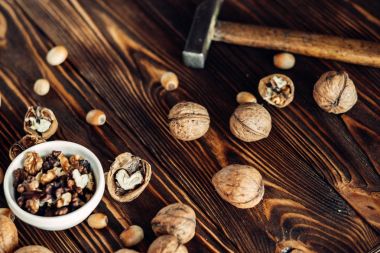 Yararlı ve doğal ahşap yüzey üzerinde Kuruyemiş