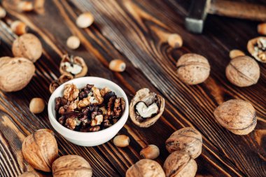 Yararlı ve doğal ahşap yüzey üzerinde Kuruyemiş