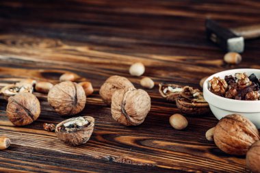 Yararlı ve doğal ahşap yüzey üzerinde Kuruyemiş