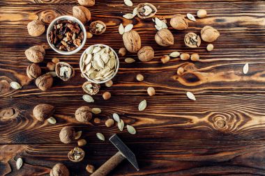 Yararlı ve doğal ahşap yüzey üzerinde Kuruyemiş