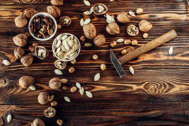 Yararlı ve doğal ahşap yüzey üzerinde Kuruyemiş