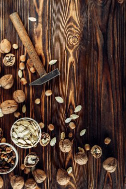 Yararlı ve doğal ahşap yüzey üzerinde Kuruyemiş