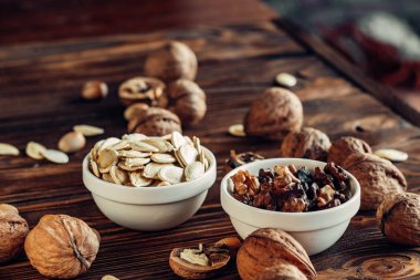 Yararlı ve doğal ahşap yüzey üzerinde Kuruyemiş