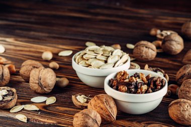 Yararlı ve doğal ahşap yüzey üzerinde Kuruyemiş