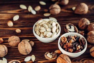 Yararlı ve doğal ahşap yüzey üzerinde Kuruyemiş