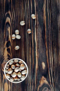 Yararlı ve doğal ahşap yüzey üzerinde Kuruyemiş