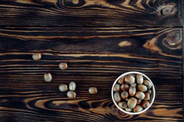 ahşap üzerine lezzetli kızarmış fındık