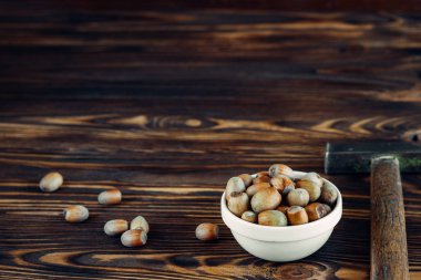 ahşap üzerine lezzetli kızarmış fındık