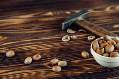 ahşap üzerine lezzetli kızarmış fındık