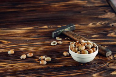 ahşap üzerine lezzetli kızarmış fındık