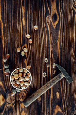 ahşap üzerine lezzetli kızarmış fındık