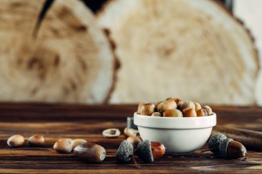 ahşap üzerine lezzetli kızarmış fındık