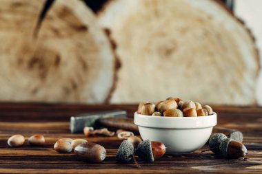 ahşap üzerine lezzetli kızarmış fındık