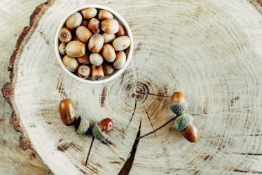 ahşap üzerine lezzetli kızarmış fındık