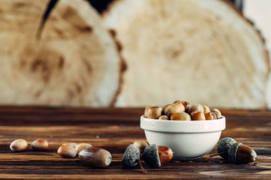 ahşap üzerine lezzetli kızarmış fındık