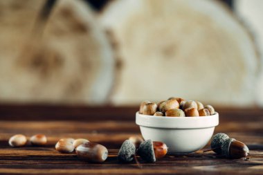 ahşap üzerine lezzetli kızarmış fındık