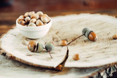 ahşap üzerine lezzetli kızarmış fındık