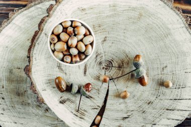 ahşap üzerine lezzetli kızarmış fındık