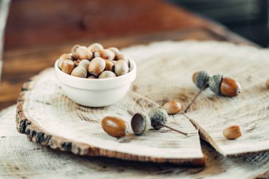 ahşap üzerine lezzetli kızarmış fındık