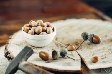 ahşap üzerine lezzetli kızarmış fındık