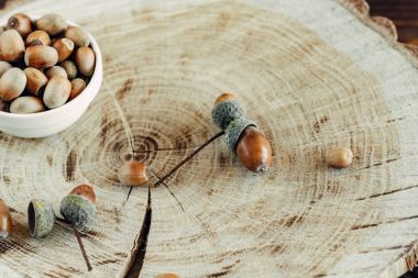 ahşap üzerine lezzetli kızarmış fındık