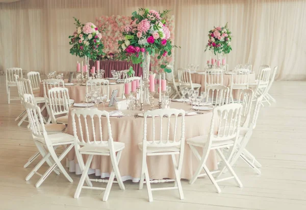 yansıtıcı bir düğün Ziyafet masada