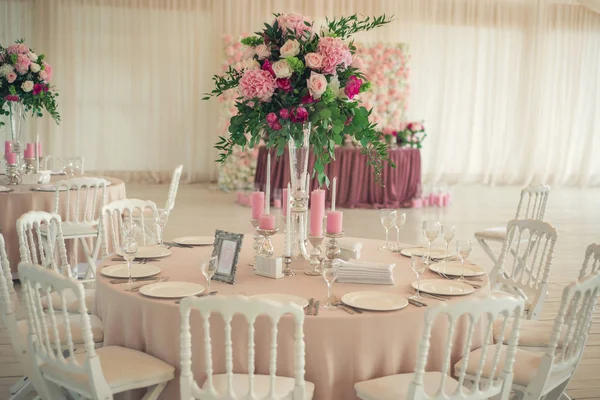 Roze kaarsen op een tafel — Stockfoto