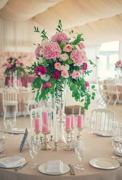 테이블에 분홍색 촛불 — 스톡 사진