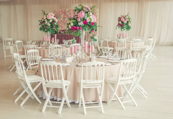 bir tablo üzerinde pembe mum 